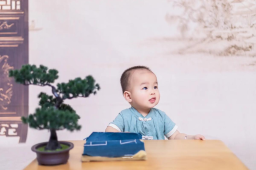 毕节怀孕肚子中间凹两边凸